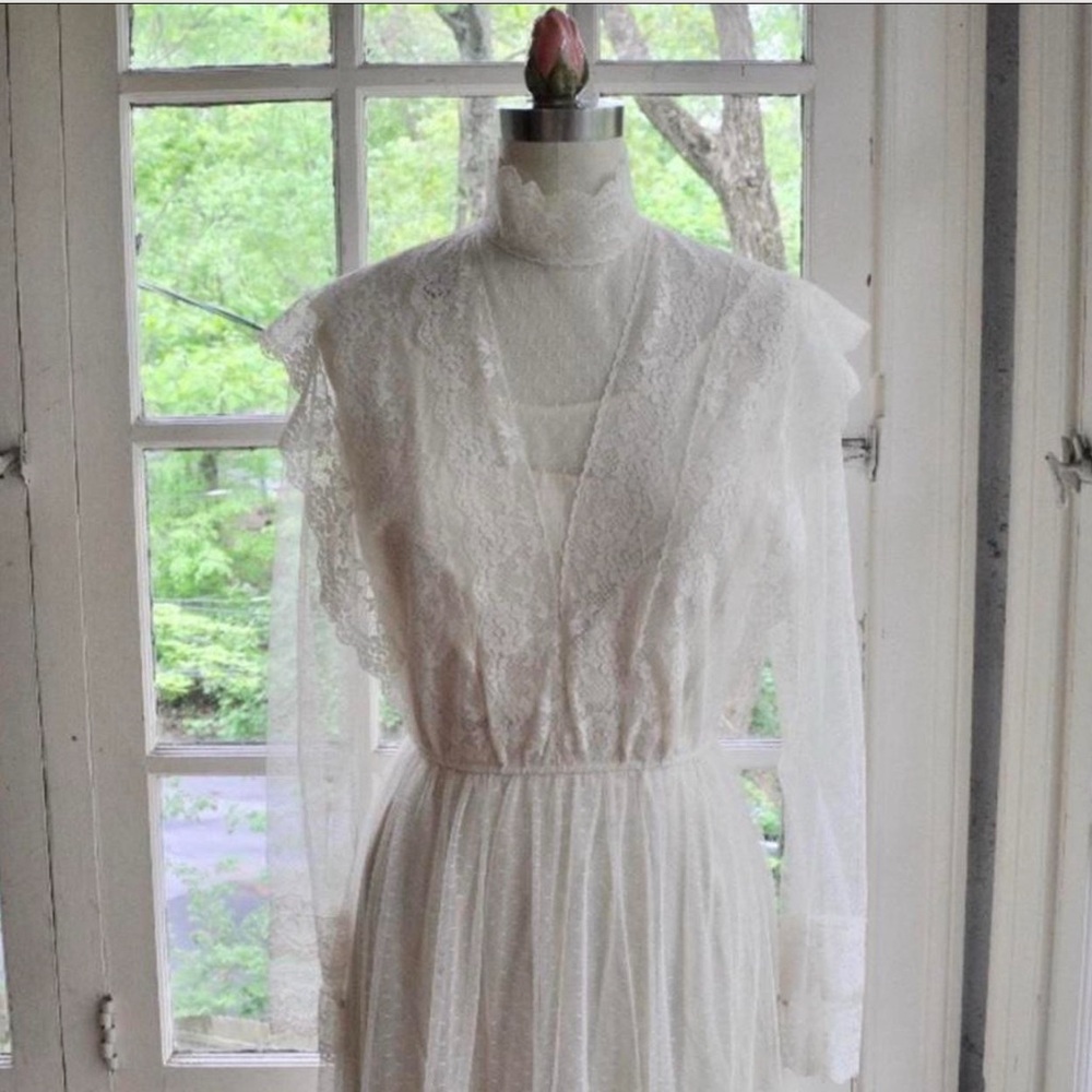 VINTAGE lace wedding dress